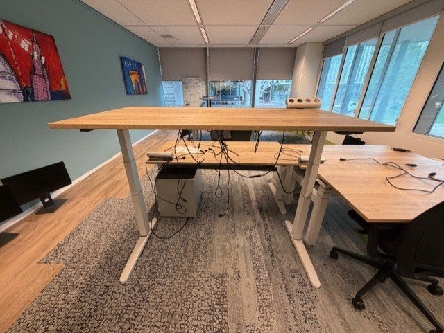 Steelcase elektrisch zit-sta bureau –160x80cm–€ 275/stuk,2st, Zit-sta bureau, 160 cm, Gebruikt, Ophalen of Verzenden