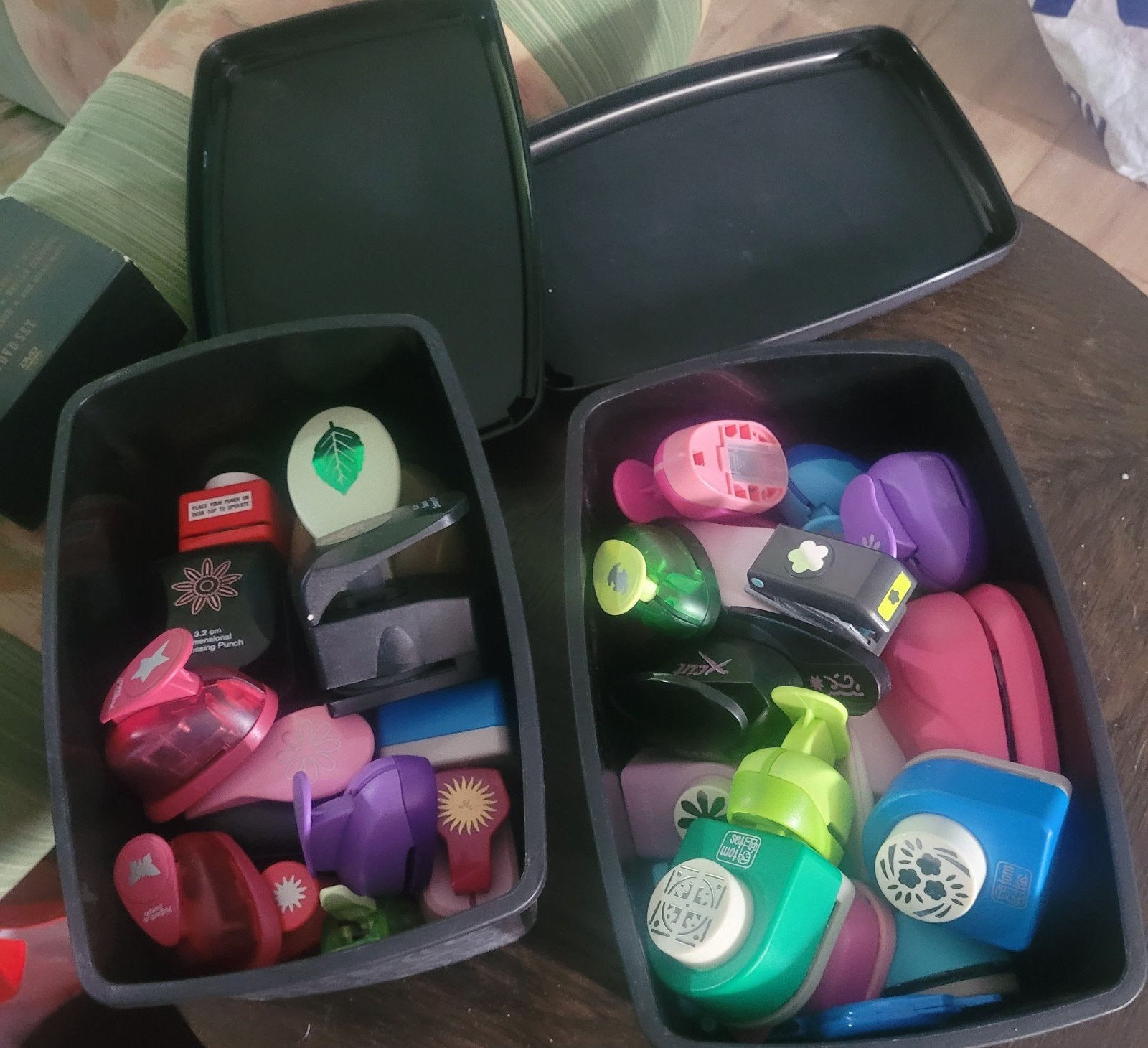 Verschillende ponsjes voor hobby in 2 bergbakken, Hobby en Vrije tijd, Gebruikt, Gereedschap of Toebehoren, Meerkleurig, Kunststof