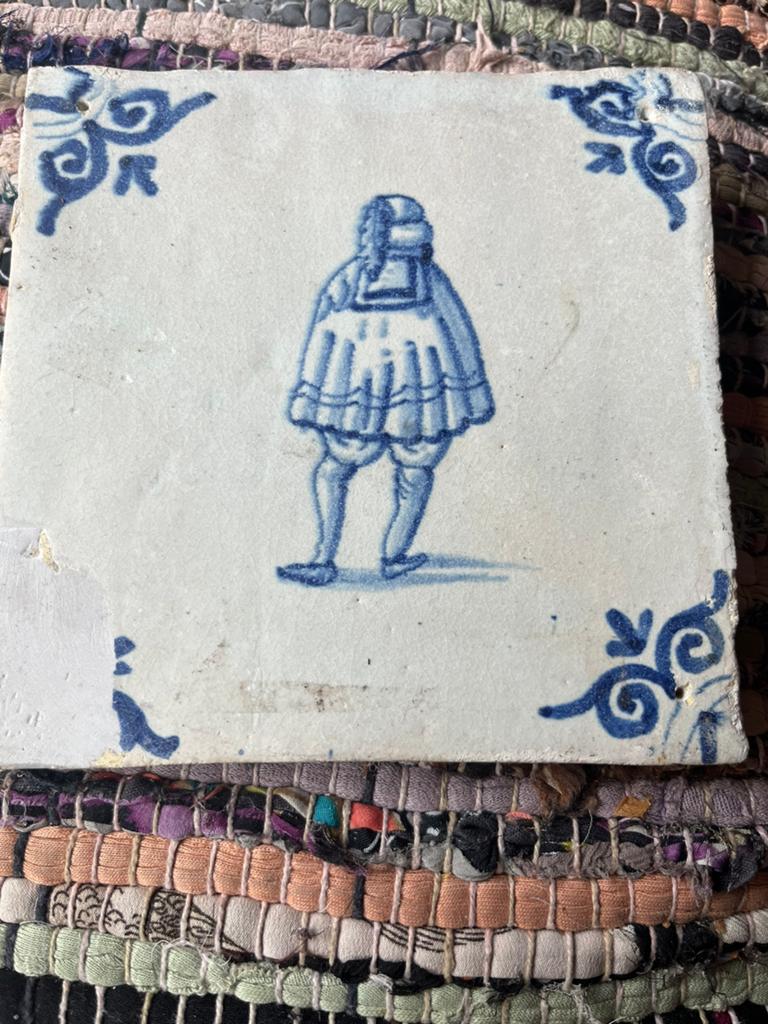 17e eeuwse Delfts Blauwe Tegel - Man met Hoed, Antiek en Kunst, Ophalen of Verzenden