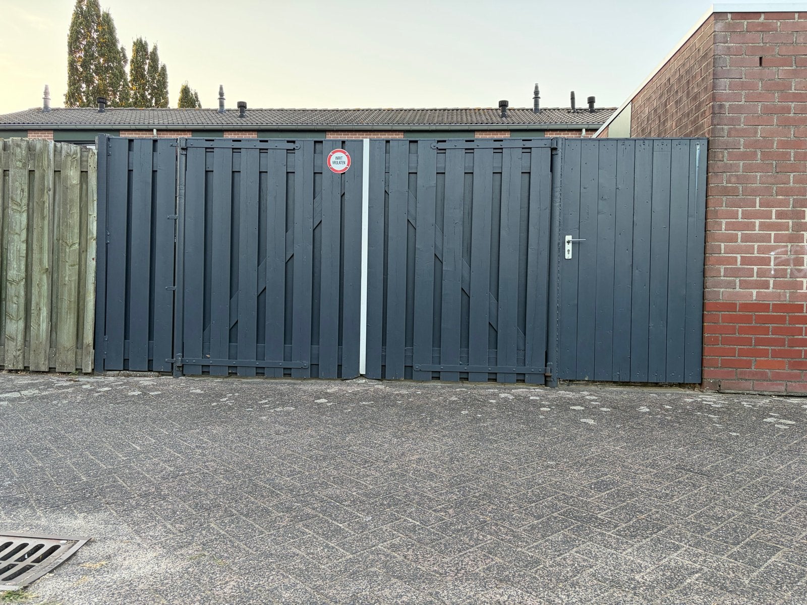 Houten poortset: dubbele autopoort en enkele looppoort, Ophalen, Gebruikt, 150 tot 200 cm, Hout