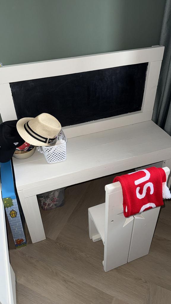 Bureau met krijtbord en stoeltje, Kinderen en Baby's, Kinderkamer | Tafels en Stoelen, Ophalen of Verzenden, Zo goed als nieuw