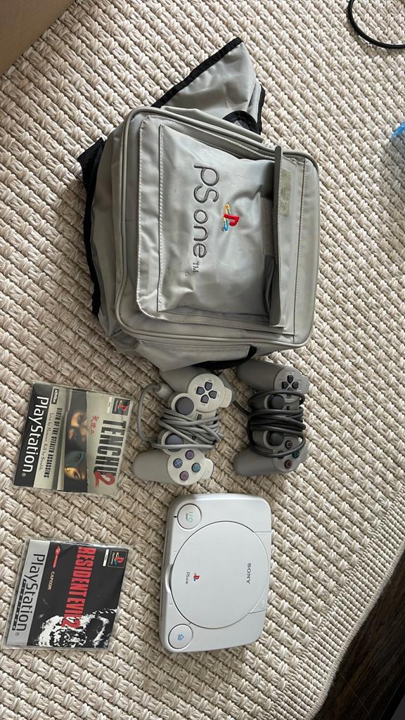 PSone met tas, 2 controllers en 2 games (Resident Evil 2, Te, Ophalen of Verzenden, Gebruikt, Met 2 controllers, Met games