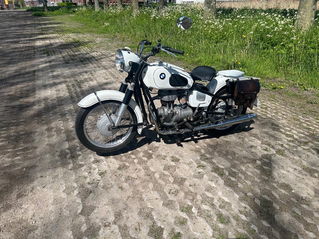 BMW R 27 uit 1962. Wit met zwart frame, Motoren, Toermotor