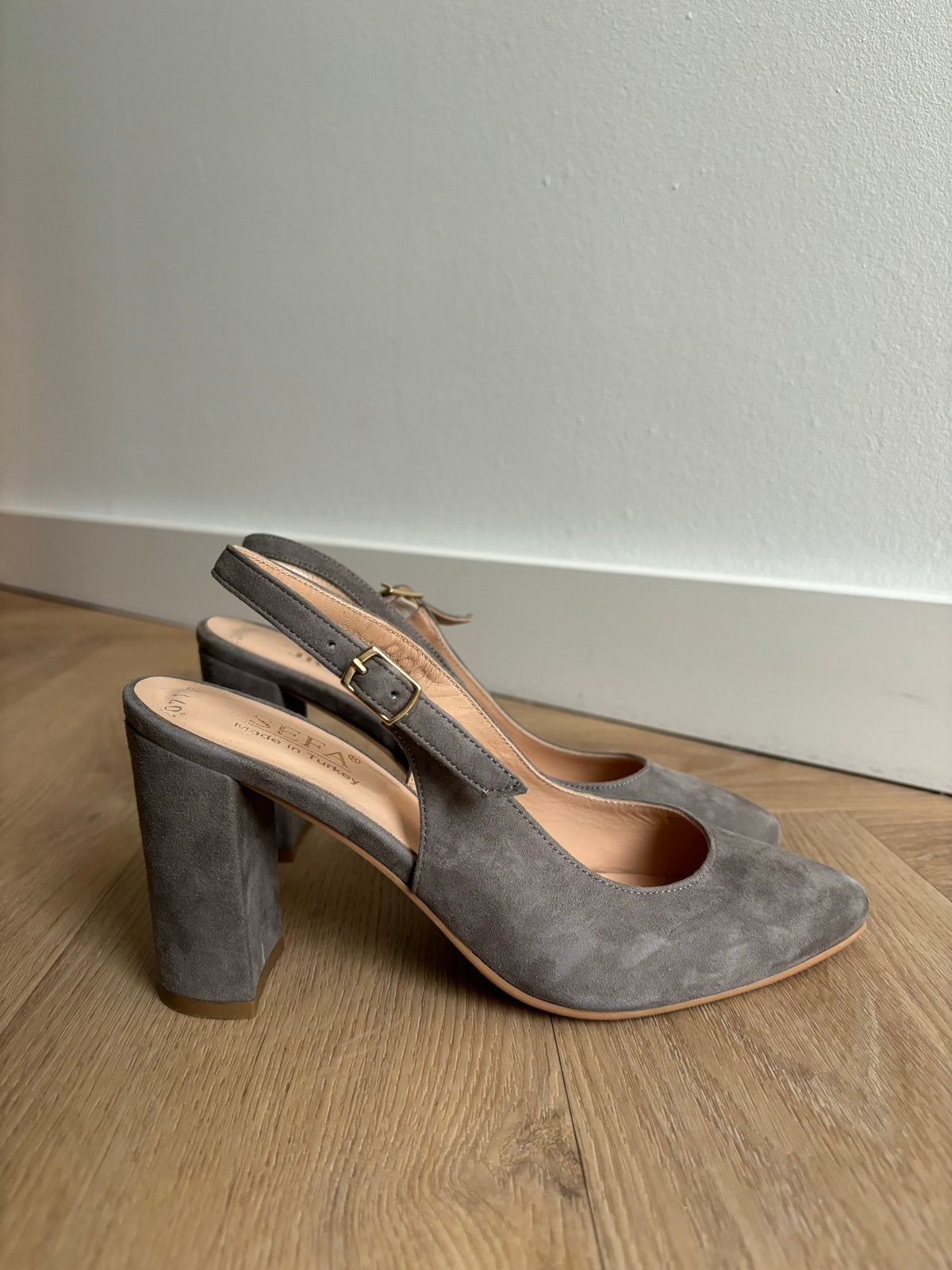 Grijze suède pumps met blokhak, Kleding | Dames, Pumps, Ophalen of Verzenden, Zo goed als nieuw, Grijs