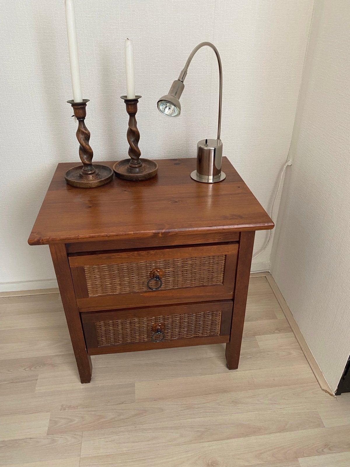 Nachtkastje met rieten lades - Hout, Huis en Inrichting, Tafels | Bijzettafels, Minder dan 55 cm, Gebruikt, Rechthoekig, Hout