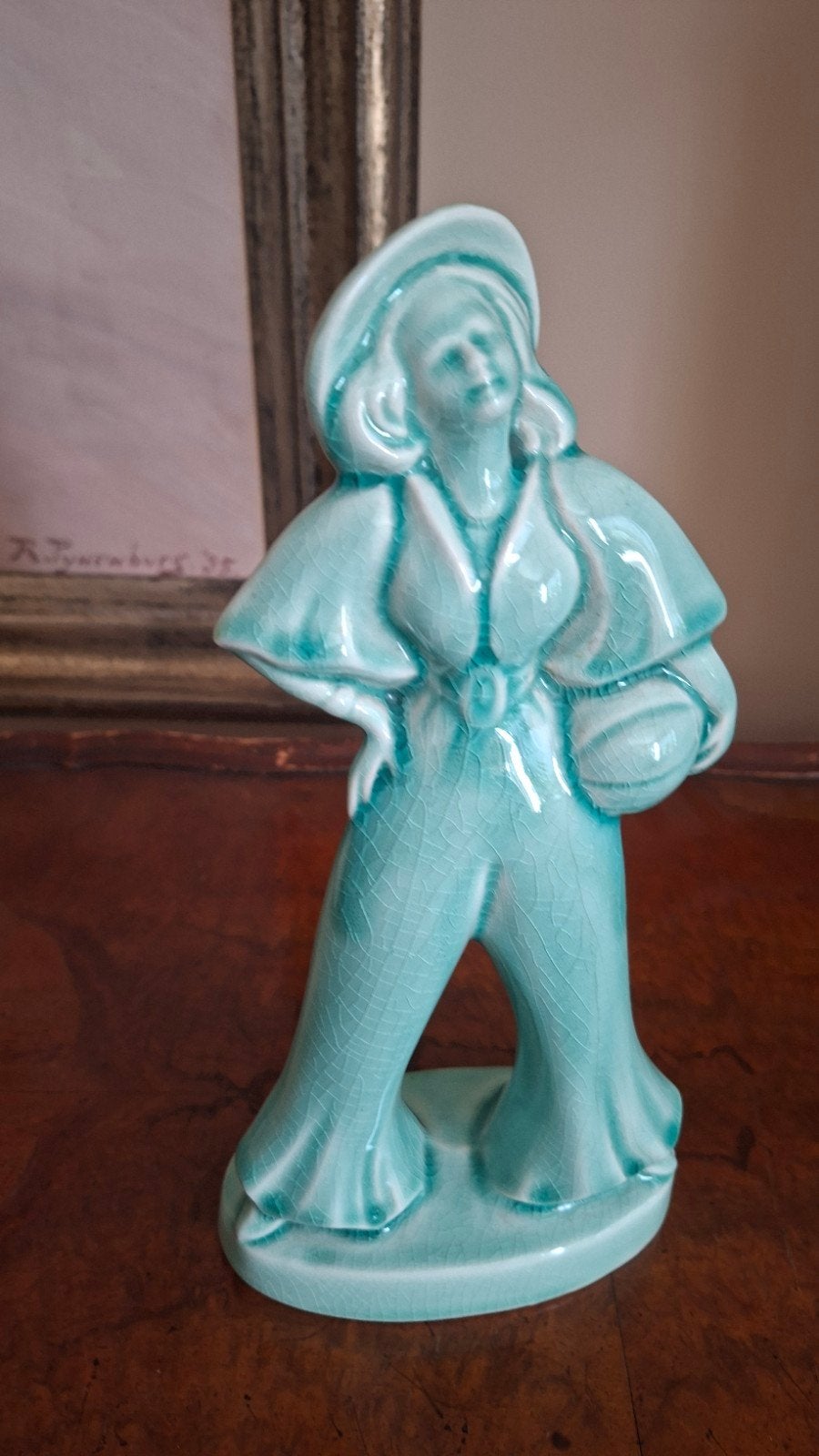 Vintage keramiek beeldje boerin met mand turquoise craquelé, Verzamelen, Beelden en Beeldjes, Verzenden, Zo goed als nieuw, Dier