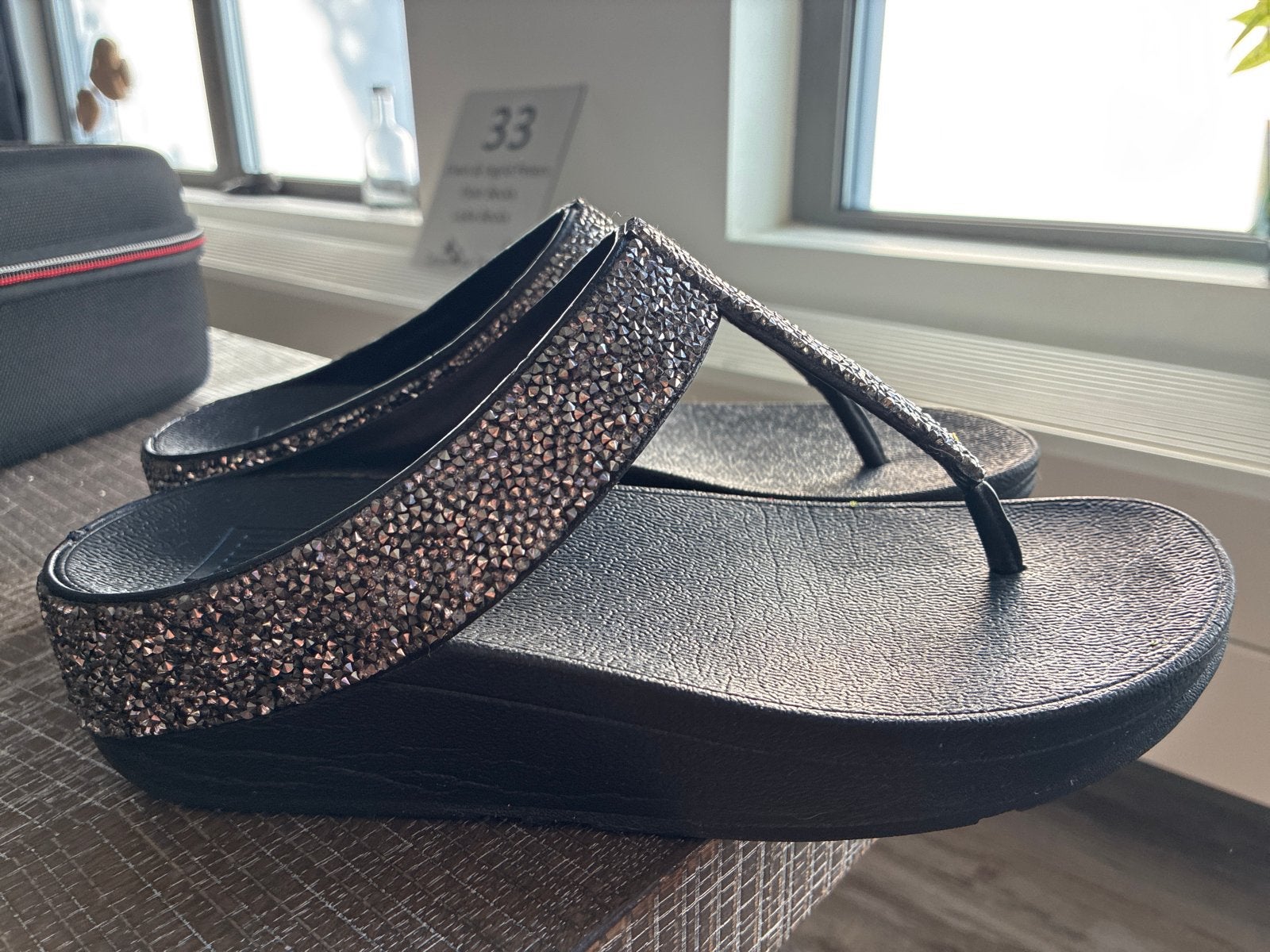 FitFlop Slippers met Glitters - Maat 38, Kleding | Dames, Schoenen, Ophalen of Verzenden, Zo goed als nieuw, Zwart, Slippers