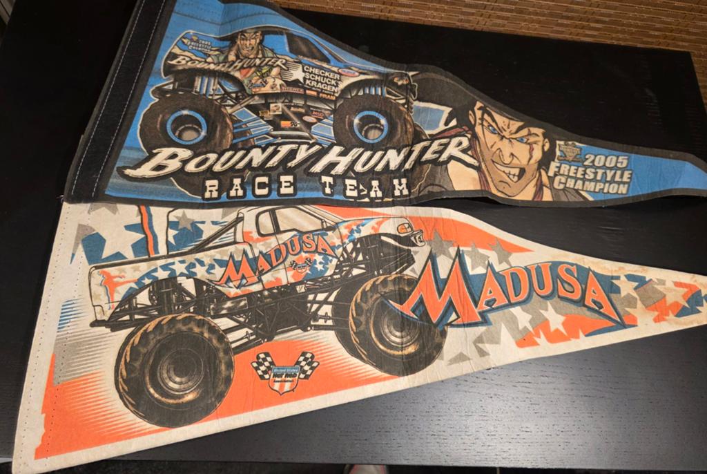 2 vintage vlaggetjes van Bounty Hunter en Madusa, Verzamelen, Ophalen of Verzenden, Gebruiksvoorwerp
