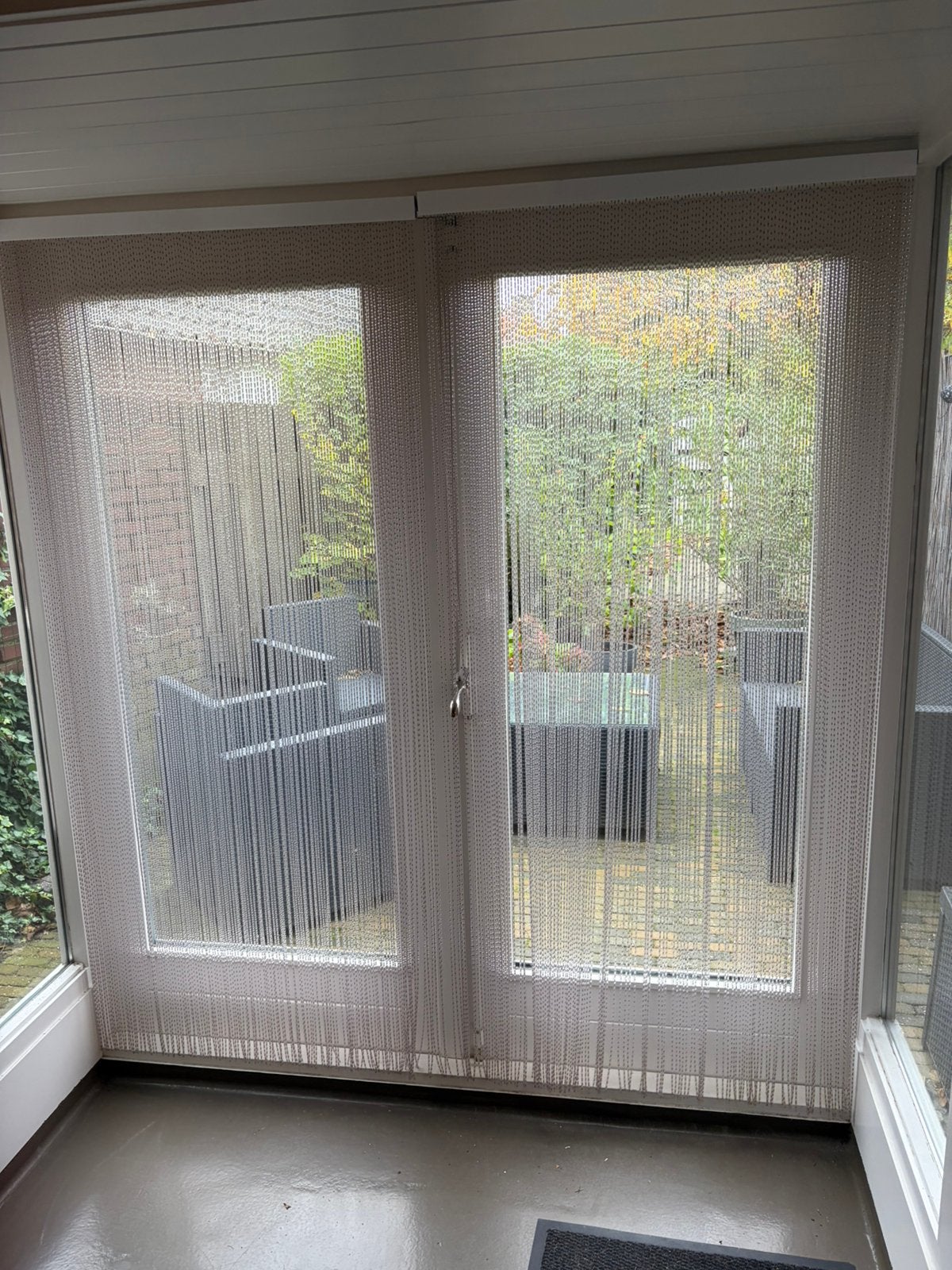 2 kunststof vliegengordijnen in neutrale beige kleur, Kunststof, Deurkozijn, Zo goed als nieuw, 150 tot 225 cm