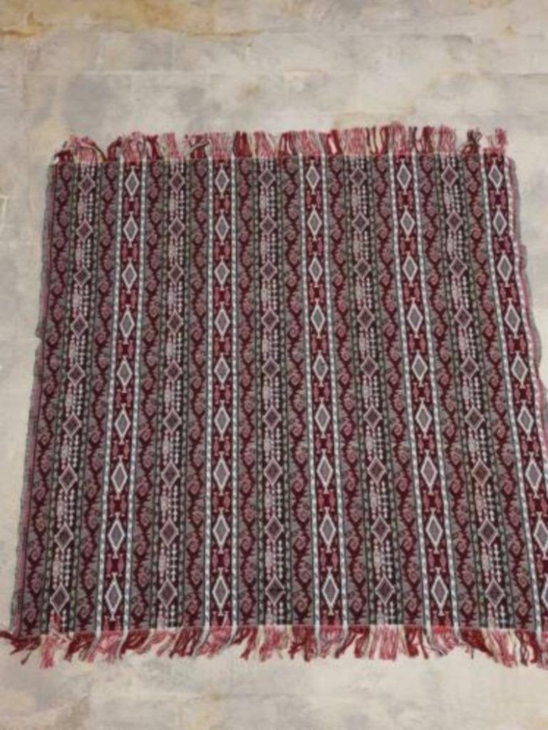 Kleed tafelkleed bordeaux rood grijs tweezijdig franje, Djt@dejuistetoon.eu, Ophalen of Verzenden, Zo goed als nieuw, Mon Plaisir 19, Etten-Leur, Netherlands