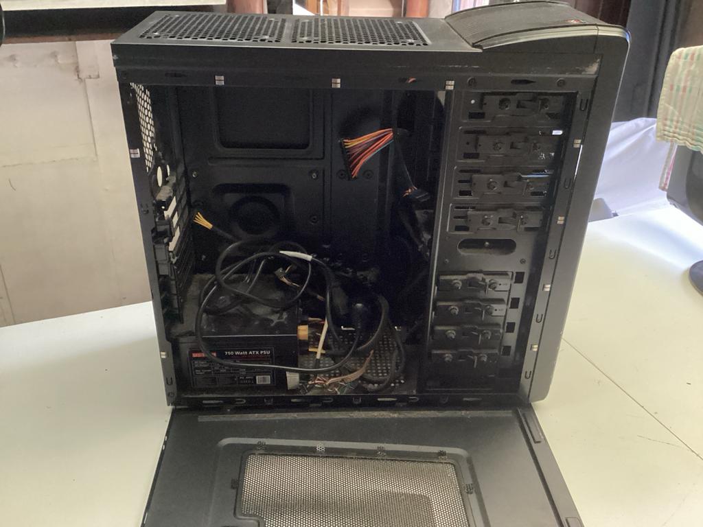Lege PC Behuizing met Voeding - Ideaal voor Onderdelen, Computers en Software, Computerbehuizingen, Gebruikt, Ophalen of Verzenden