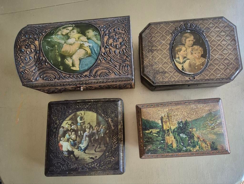 Vier vintage koekblikken, oude blikken trommels, verzamelen, Ophalen of Verzenden, Gebruikt, Overige