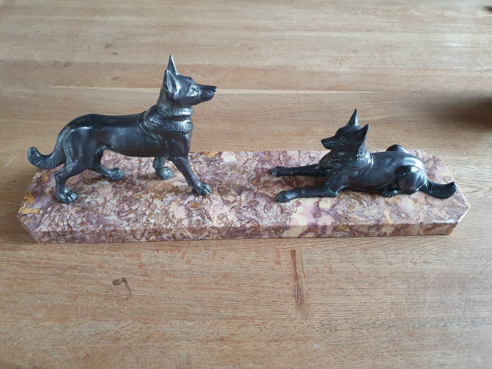Decoratief Beeld: Twee Metalen Honden op Marmeren Sokkel, Ophalen of Verzenden, Zoogdier, 20 - 50 cm, Op sokkel