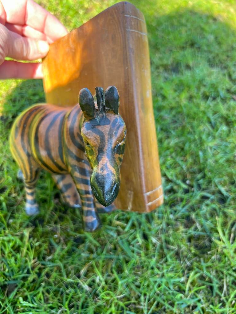 Houtsnijwerk boekensteunen met zebra's uit Kenia, Antiek en Kunst, Houtsnijwerk, Ophalen of Verzenden, Hout, Bruin