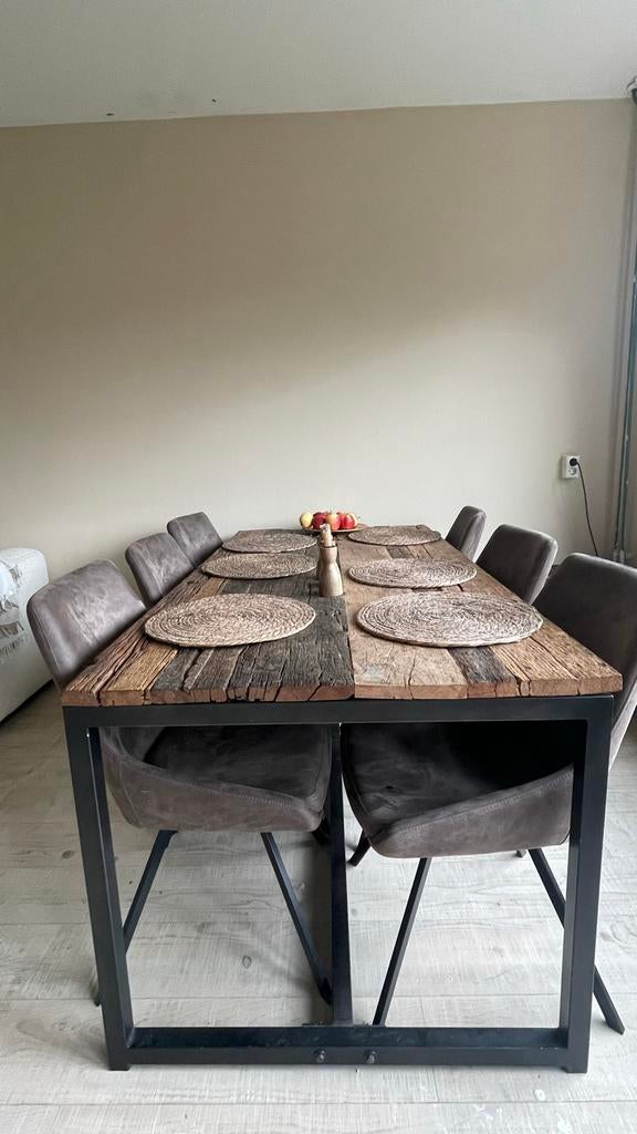 Robuuste houten eettafel voor 4-6 personen, Huis en Inrichting, Tafels | Eettafels, Ophalen, 50 tot 100 cm, Zo goed als nieuw