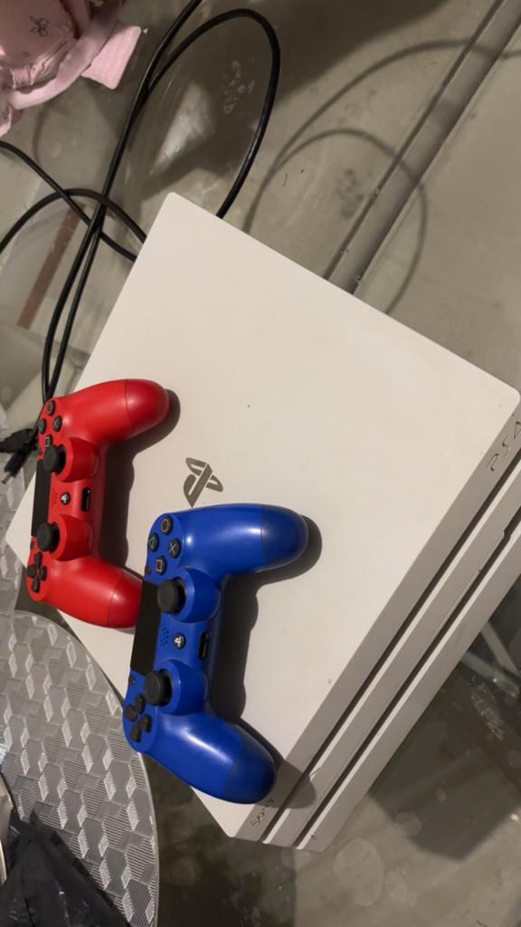 PlayStation 4 PRO + 2 controllers, Ophalen, Met 2 controllers, Zo goed als nieuw, 1 TB