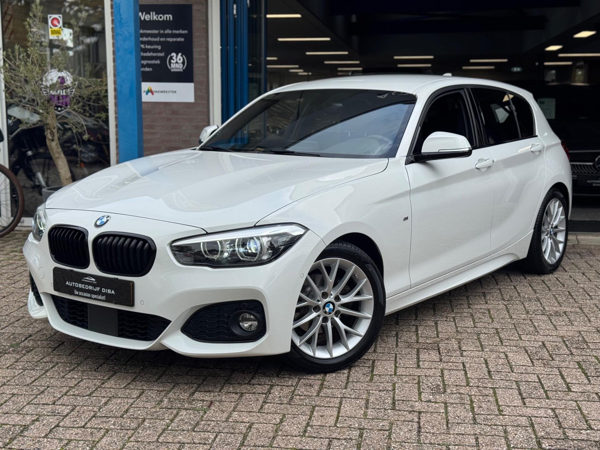 BMW 1-serie 118i M-Pakket 2019 WIT AUT NAVI CAMERA ACC NAP!, Auto's, Dealer onderhouden, Gebruikt, Wit, Bedrijf