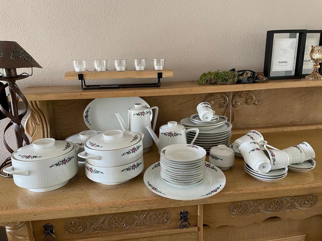 Uitgebreid servies met bloemmotief, Ophalen of Verzenden, Zo goed als nieuw, Overige stijlen, Porselein