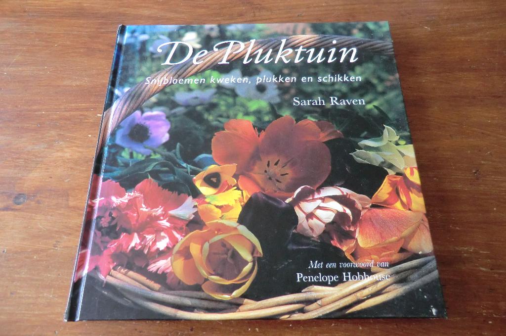 tuinboek - De Pluktuin - Sarah Raven, Boeken, Ophalen of Verzenden, Gelezen, Tuinieren en Tuinplanten