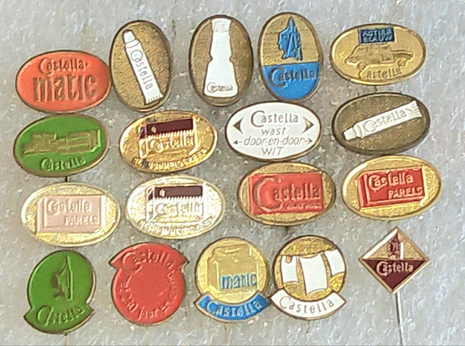 18 Castella reclame speldjes - Vintage verzameling, Verzamelen, Ophalen of Verzenden, Gebruikt, Overige onderwerpen, Speldje of Pin