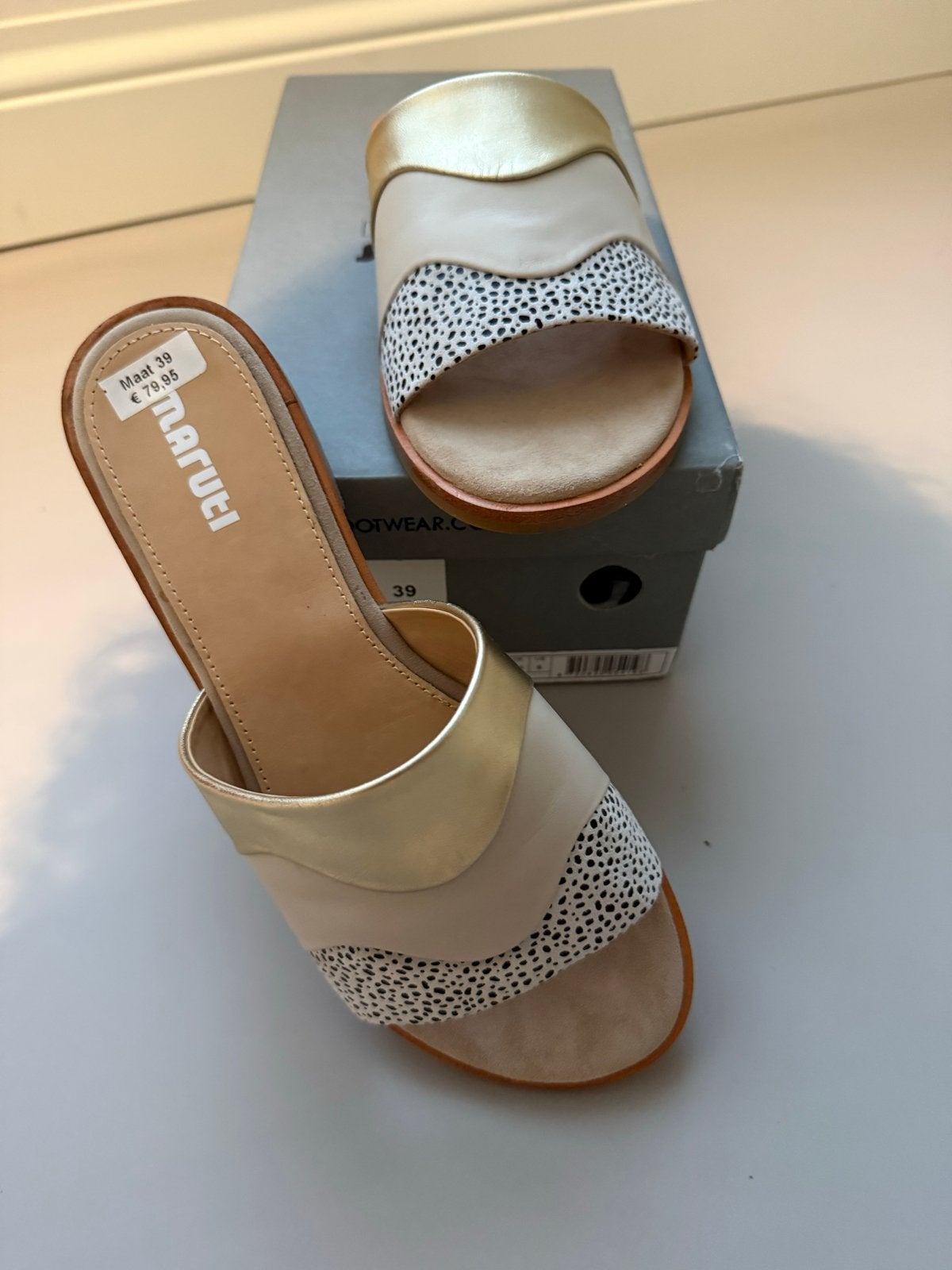 Nieuwe Maruti slippers - Maat 39 (valt als 38), Slippers, Beige, Nieuw, Ophalen of Verzenden