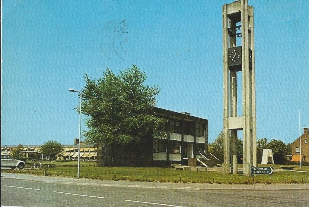 Ansichtkaart ANDIJK  Gemeentehuis met Klokkentoren, Verzenden, 1980 tot heden, Gelopen, Noord-Holland