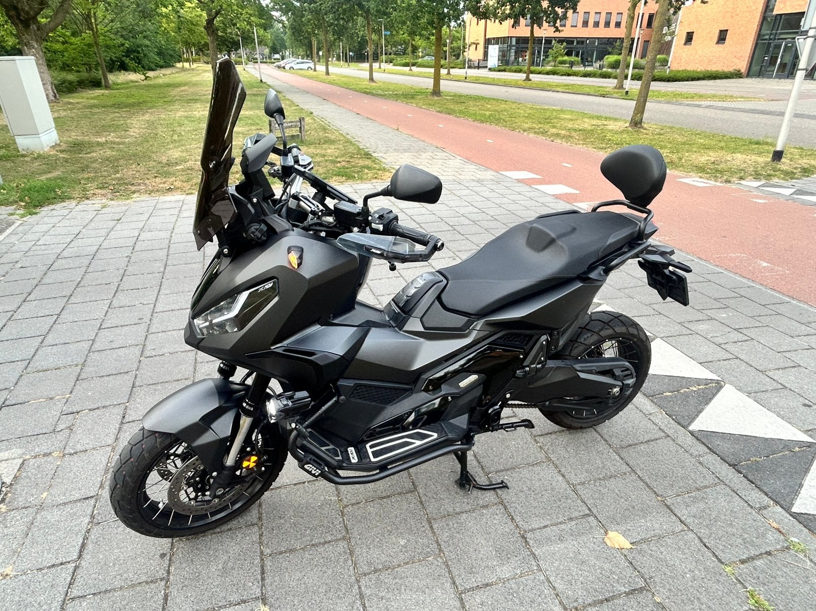 Honda X-ADV 2023 Black on Black Akrapoviç full option 3200km, Motoren, Motoren | Honda, 750 cc, Gebruikt, Automaat, LED Verlichting