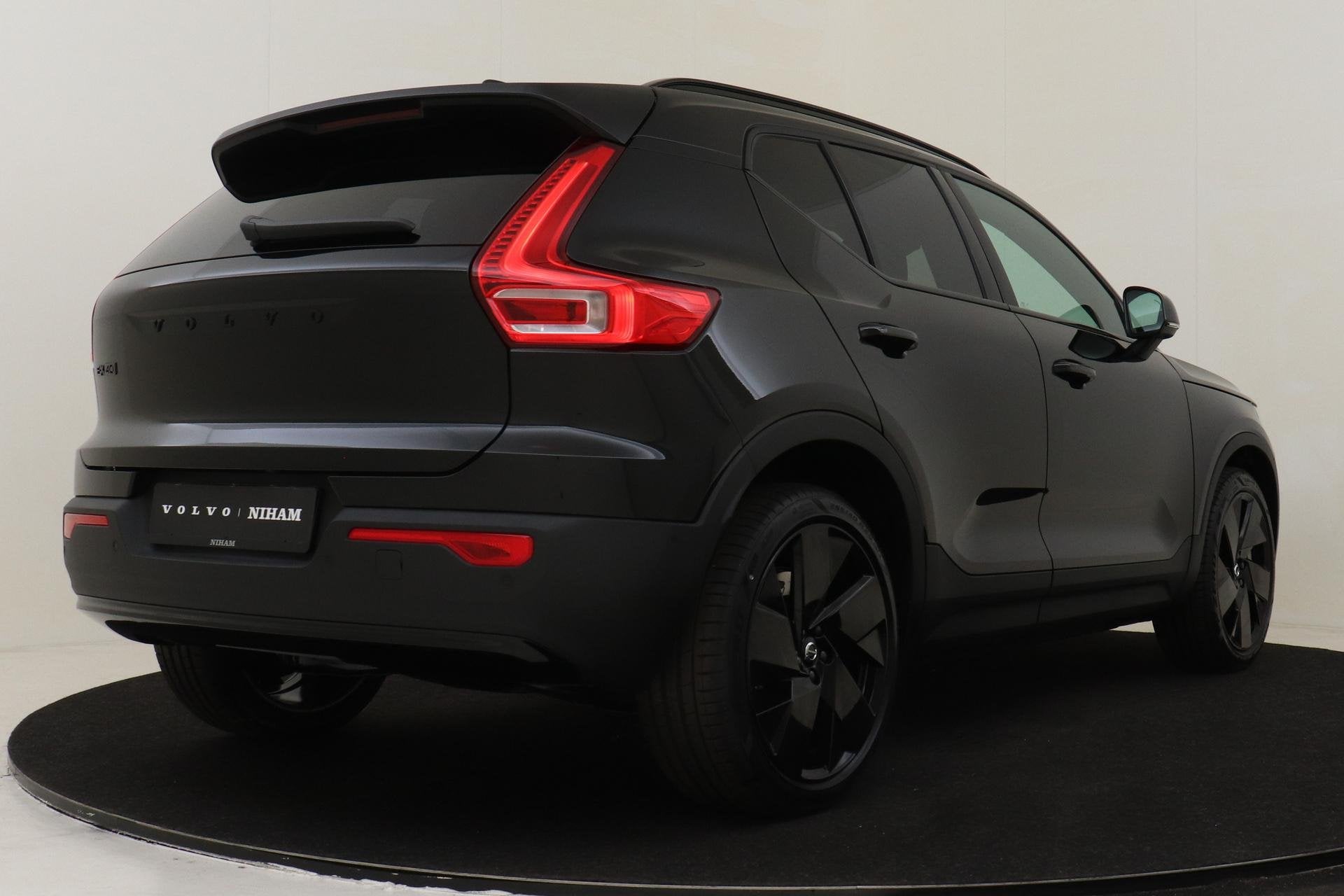 Volvo EX40 SINGLE MOTOR PLUS BLACK EDITION EUROPA 70 kWh -HA, Auto's, Zwart, 420 min, Nieuw, SUV of Terreinwagen