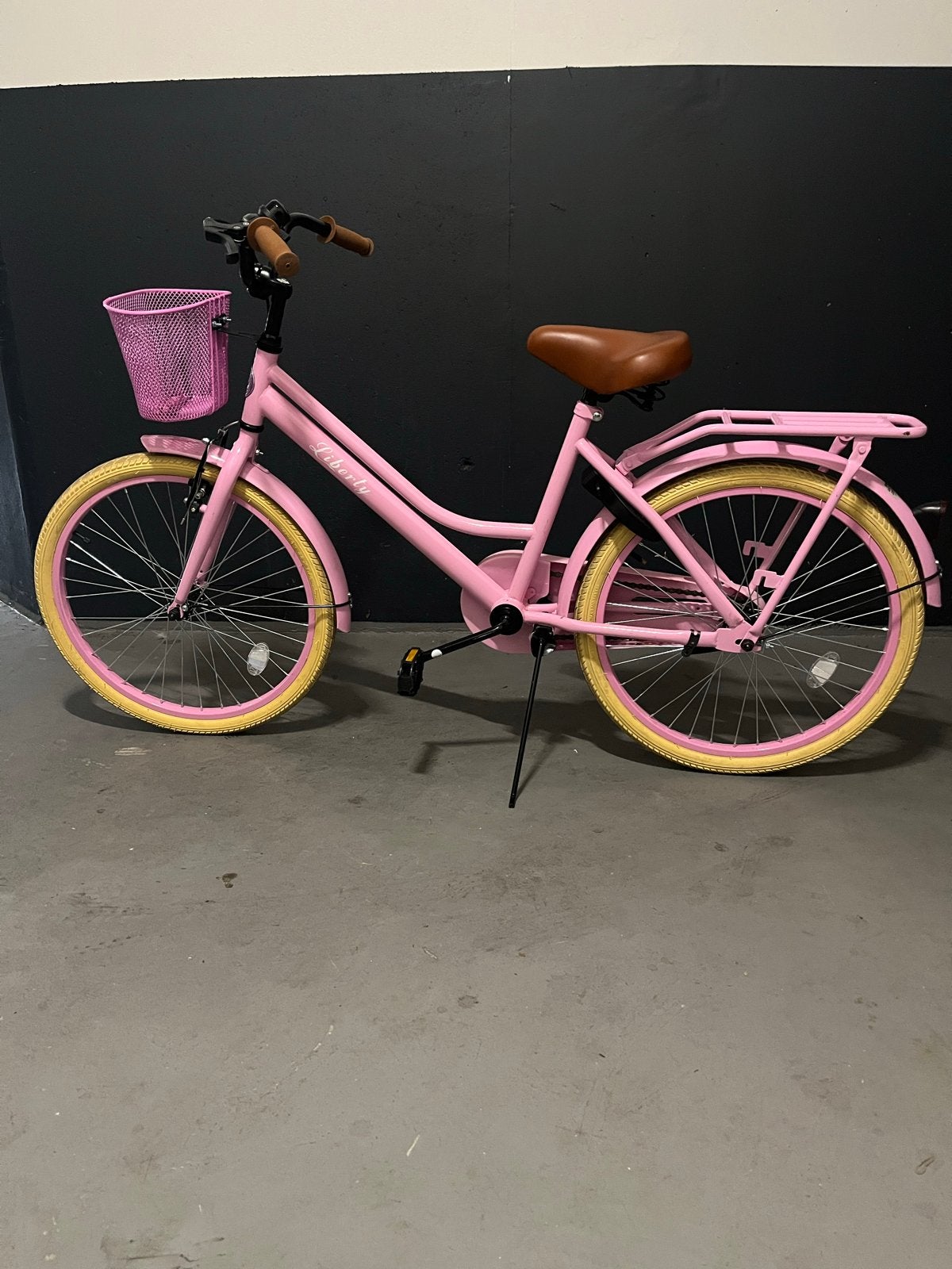 Roze meisjesfiets met mandje - Liberty 22 inch, Fietsen en Brommers, Ophalen, Velgrem, Handrem, Gebruikt