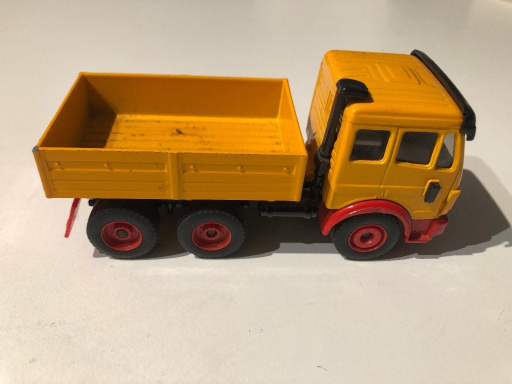 Siku Mercedes vrachtwagen / truck geel, Hobby en Vrije tijd, Ophalen of Verzenden, Gebruikt, Bus of Vrachtwagen
