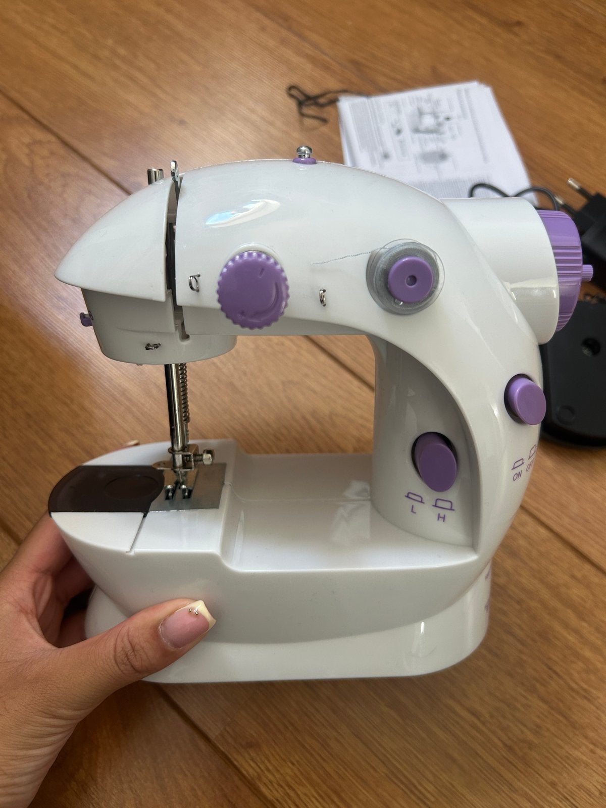 Mini Naaimachine Draagbaar met Voetpedaal en Adapter, Ophalen, Zo goed als nieuw, Naaimachine, Overige merken