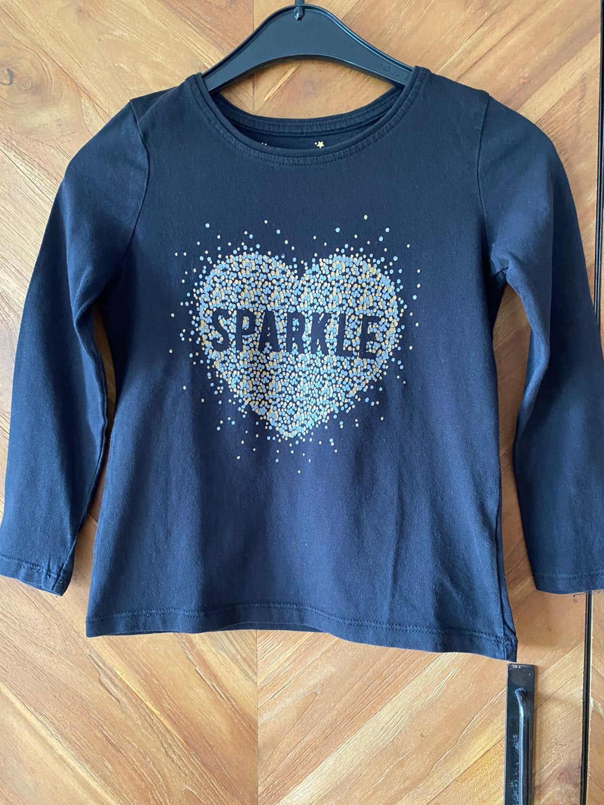Zgan- Mooi Zwart Shirtje van Primark . Maat 122, Kinderen en Baby's, Kinderkleding | Maat 122, Meisje, Ophalen of Verzenden, Zo goed als nieuw