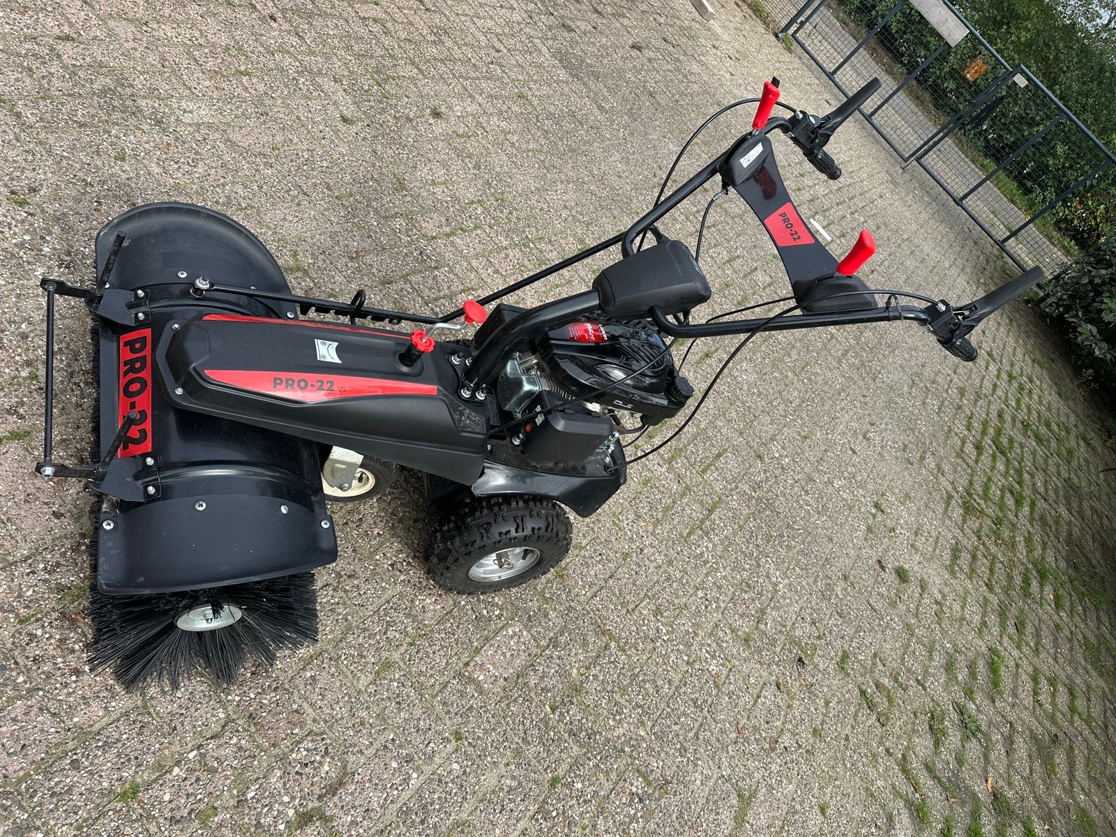 Benzine veegmachine 80cm met opvangbak, Ophalen, Zo goed als nieuw