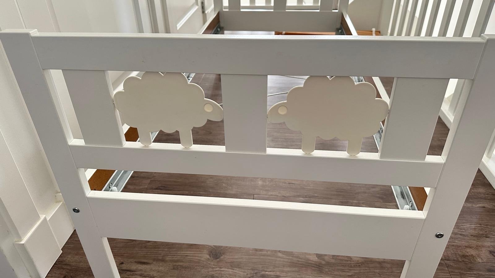 Wit kinderbed met schaapjes en lattenbodem, Ophalen, 70 tot 85 cm, 140 tot 160 cm, Zo goed als nieuw