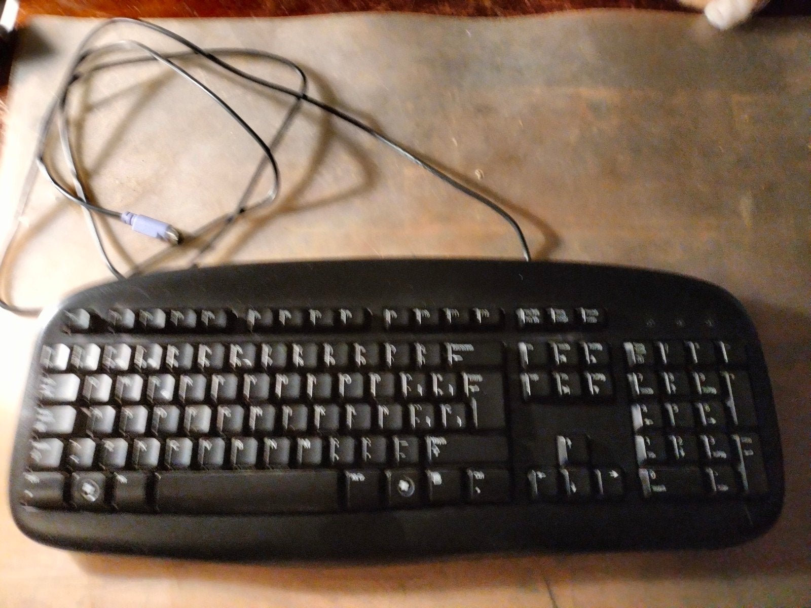 Nog goed oldskool toetsenbord bekabeld met bekende stekker, Computers en Software, Toetsenborden, Ophalen of Verzenden, Qwerty