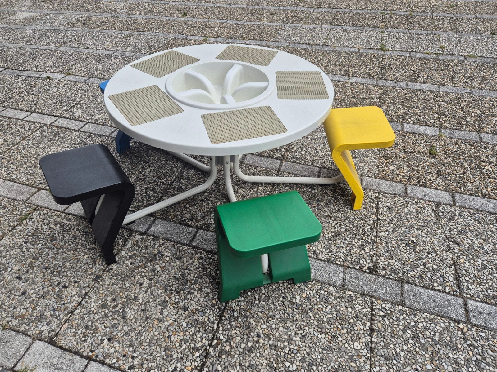 Legotafel voor wachtruimte, Gebruikt, Metaal of Aluminium, Rond, 75 cm of meer
