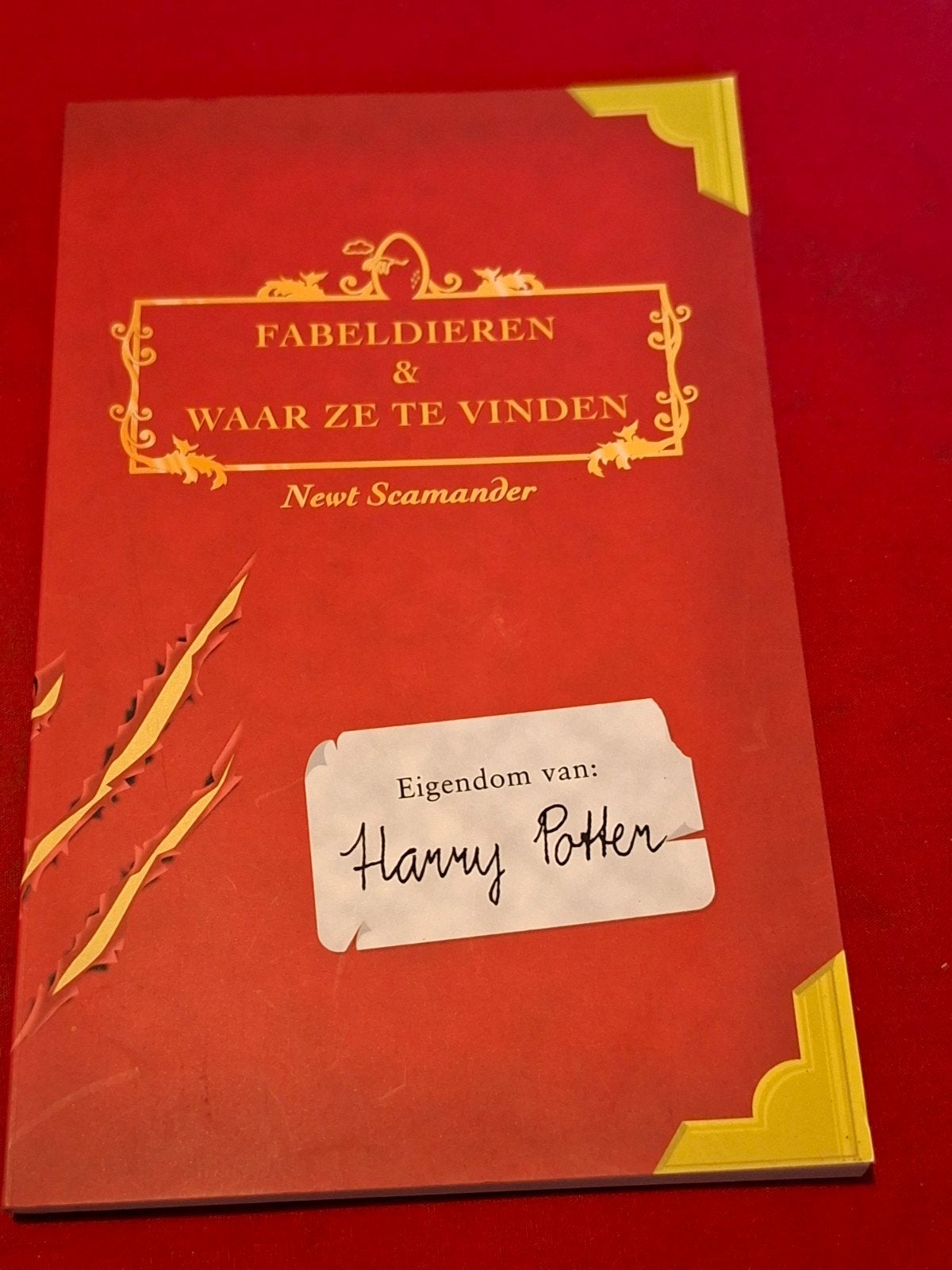 Fabeldieren & waar ze te vinden.  K. Whisp. ( Harry Potter), Ophalen of Verzenden, Gelezen