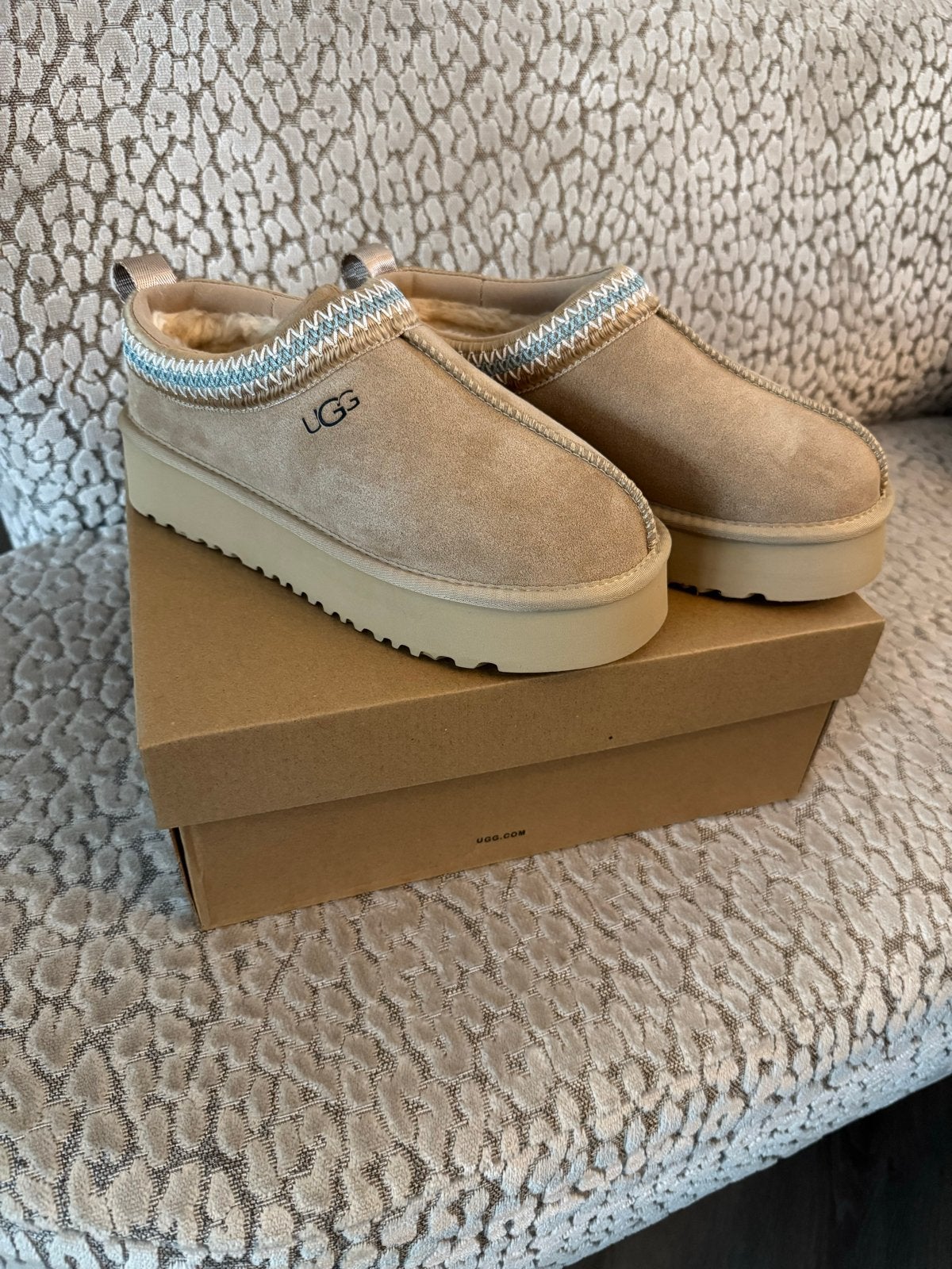 Uggs Tazz - Maat 39 - Nieuw in doos, Ophalen of Verzenden, Nieuw, Beige, Pantoffels of Sloffen