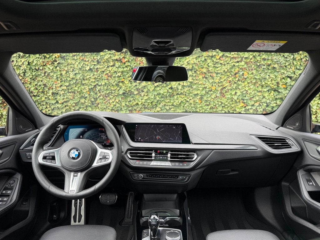 BMW 1-serie 118i High Executive M-Sport | Pano | Leder | Har, Auto's, BMW, Gebruikt, Automatische klimaatregeling, Zwart, Bedrijf