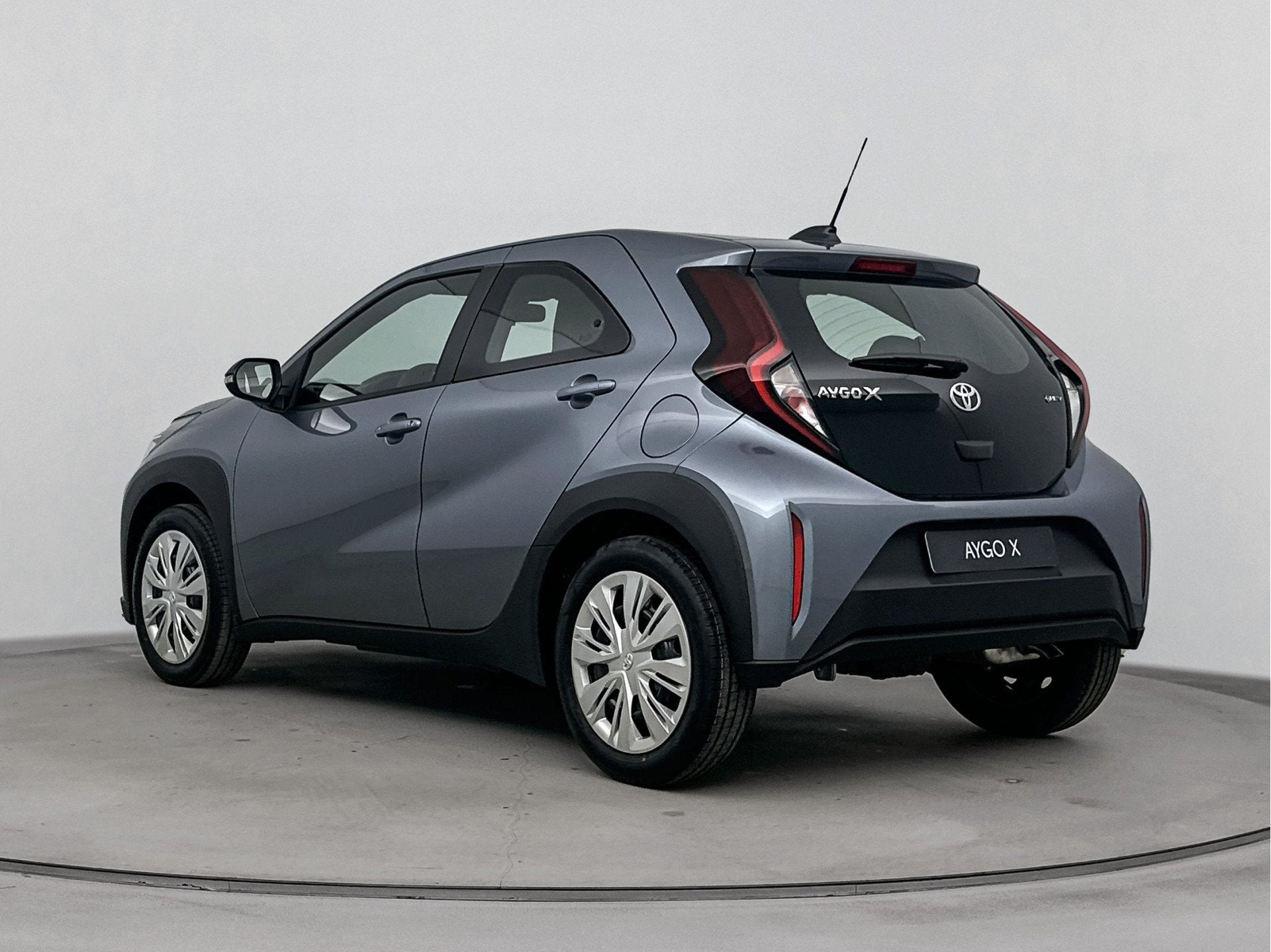 Toyota Aygo X Hybrid 115 play | Apple Carplay & Android Auto, 12 maanden, Stof, Zwart, 4 stoelen