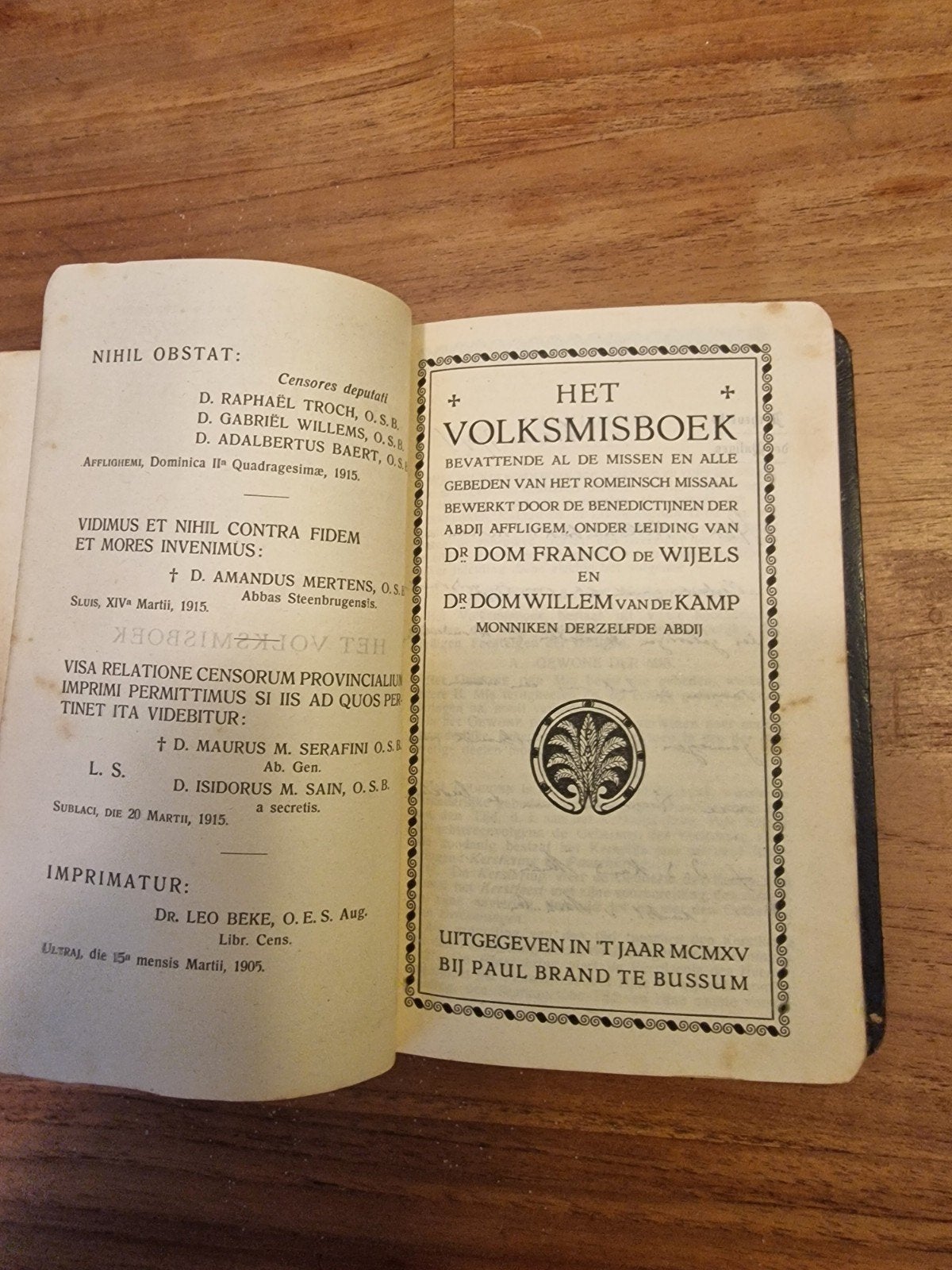 Het Volksmisboek - Oud Misboekje uit 1915, Antiek en Kunst, Ophalen of Verzenden, De Dom Franco de Wijels en De Dom Willem van de Kamp