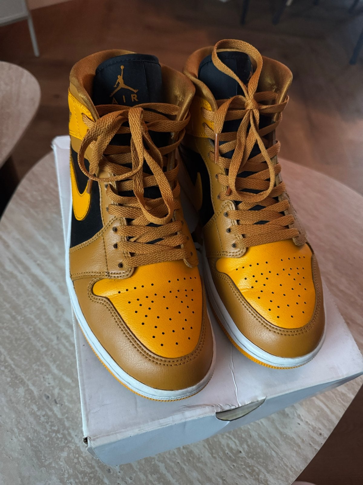 Nike Air Jordan 1 Mid 'Chutney' - Maat 41, Kleding | Dames, Ophalen of Verzenden, Zo goed als nieuw, Overige kleuren, Sneakers of Gympen