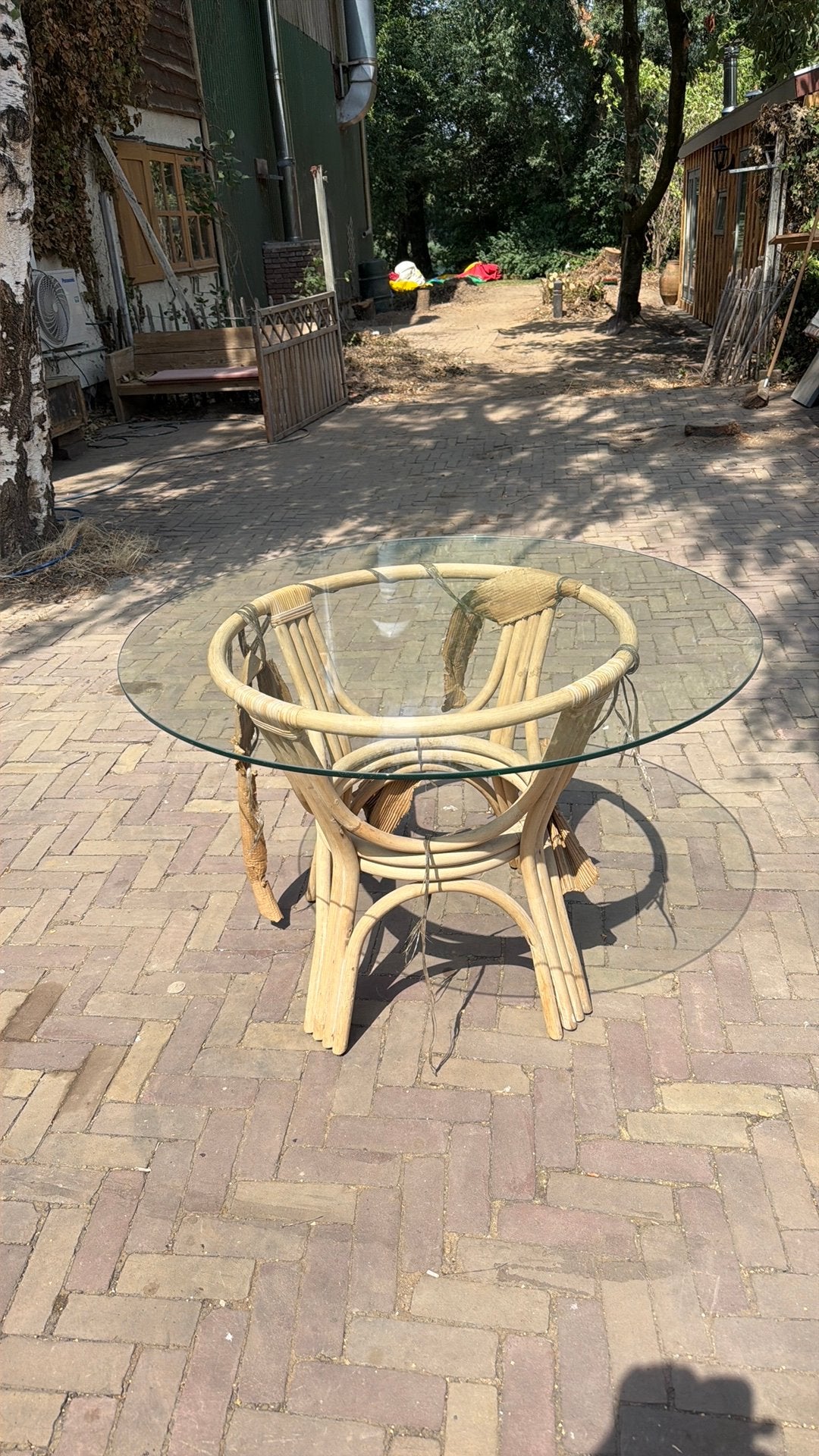 Bamboe onderstel met ronde glazen plaat., Tuin en Terras, Ophalen, Zo goed als nieuw, 2 zitplaatsen