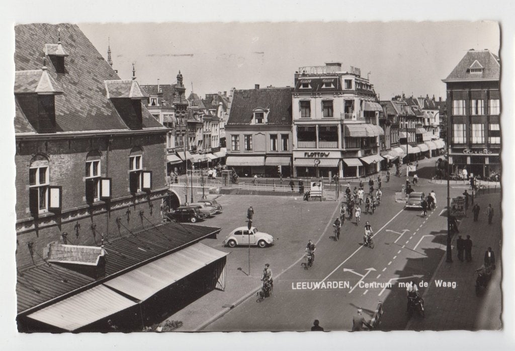 079 Leeuwarden 1965 Fietsers Autos Centrum met Waag 1965 B35, Verzenden, 1960 tot 1980, Gelopen, Friesland