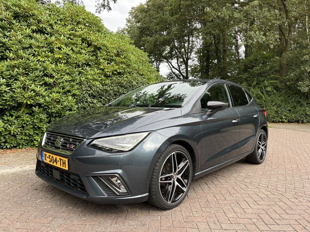 Seat Ibiza 1.0 TSI FR Business Intense Plus Beats Alcantara, Voorwielaandrijving, 40 €/maand, Zwart, Alcantara