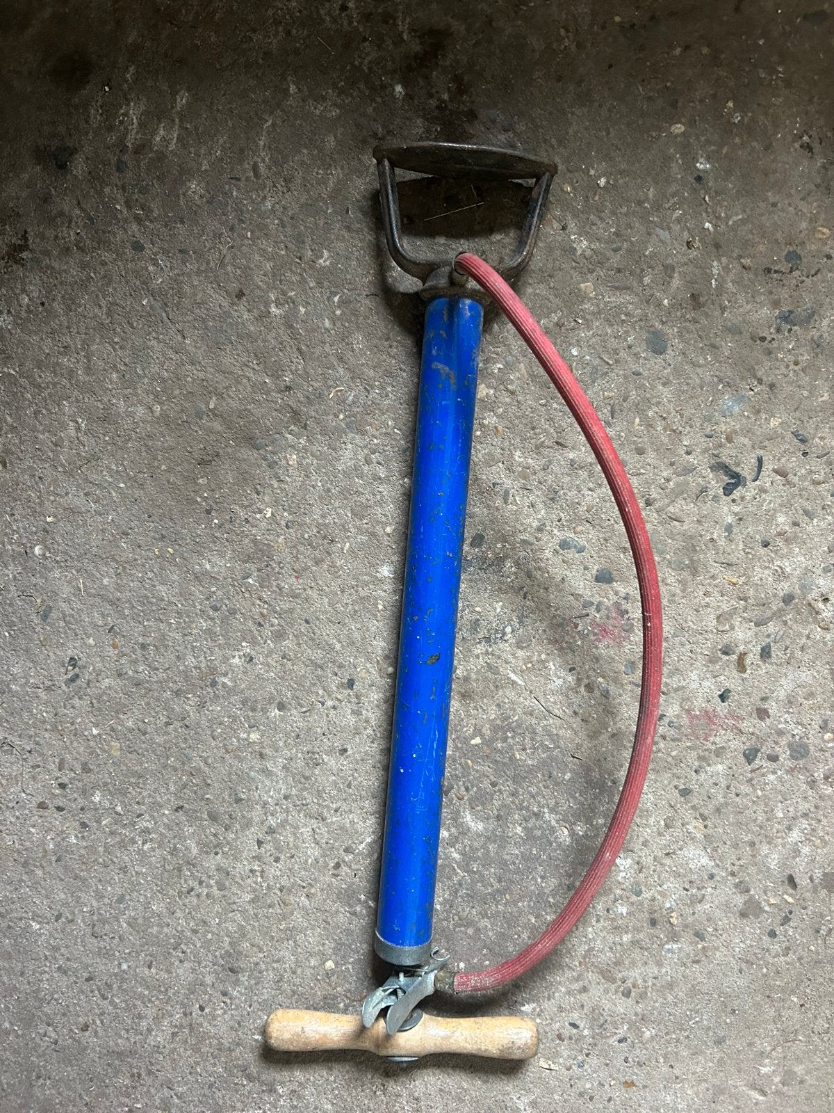 Vintage blauwe fietspomp met houten handvat, Ophalen, Gebruikt
