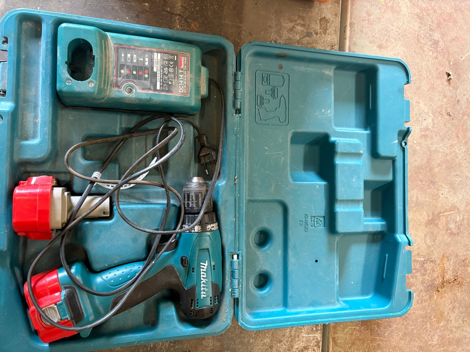 Makita 6261D Boor- en Schroefmachine met lader en accu's, Gebruikt, Variabele snelheid, Ophalen of Verzenden, Boor- en Schroefmachine