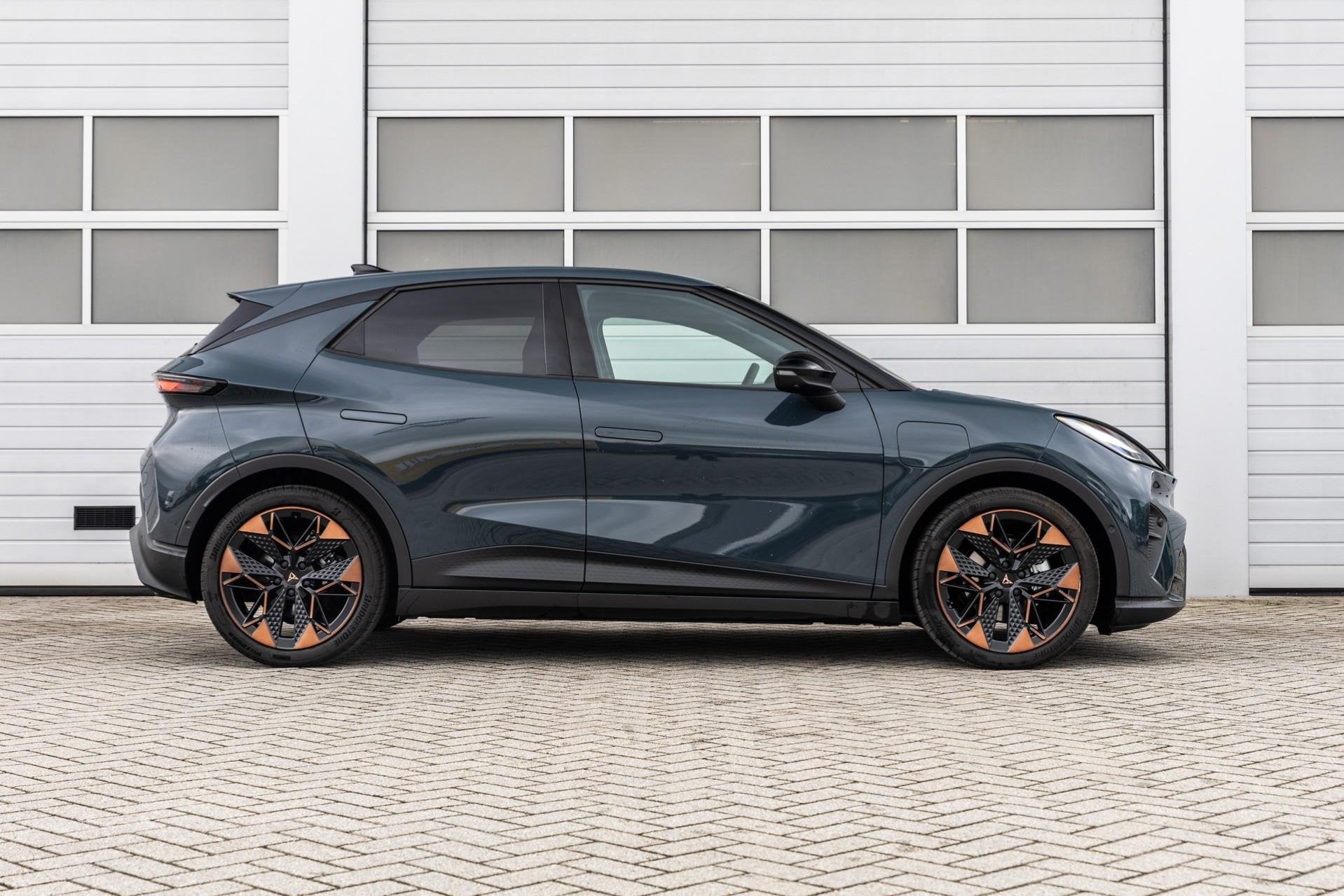 CUPRA Raval 211pk Performance First Edition 56 kWh | Sennhei, 12 maanden, Overige modellen, Blauw, Alcantara