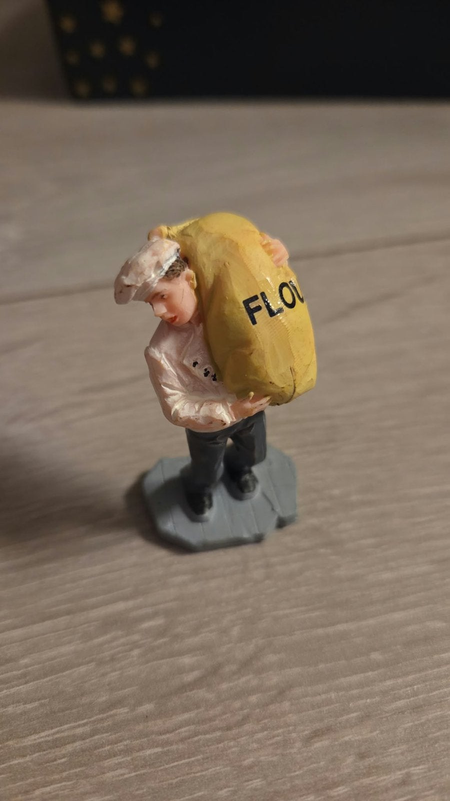 Lemax figure Carrying Flour, Ophalen of Verzenden, Zo goed als nieuw