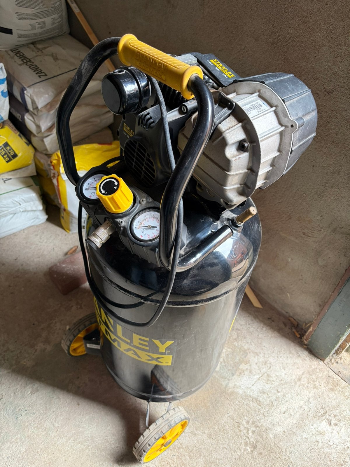 Stanley Fatmax 50 liter 10bar compressor, Doe-het-zelf en Verbouw, Compressors, 25 tot 100 liter, Ophalen, Zo goed als nieuw, 200 tot 400 liter/min